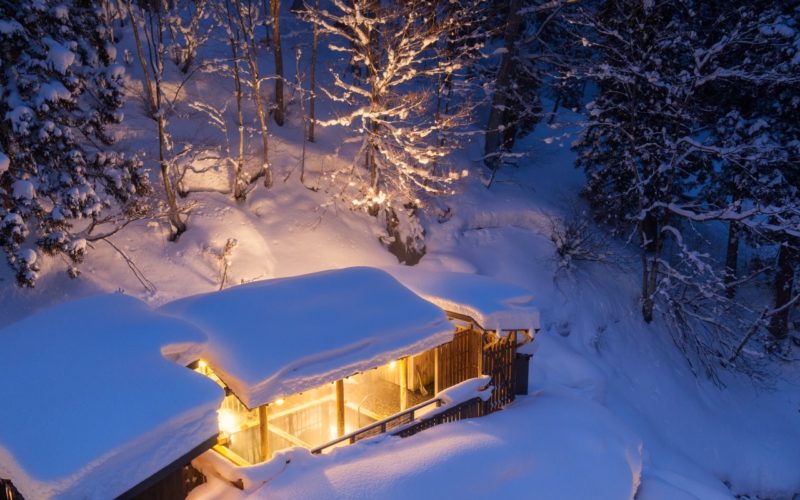 Take a dip in this piping hot outdoor bath at Hinanoyado Chitose.